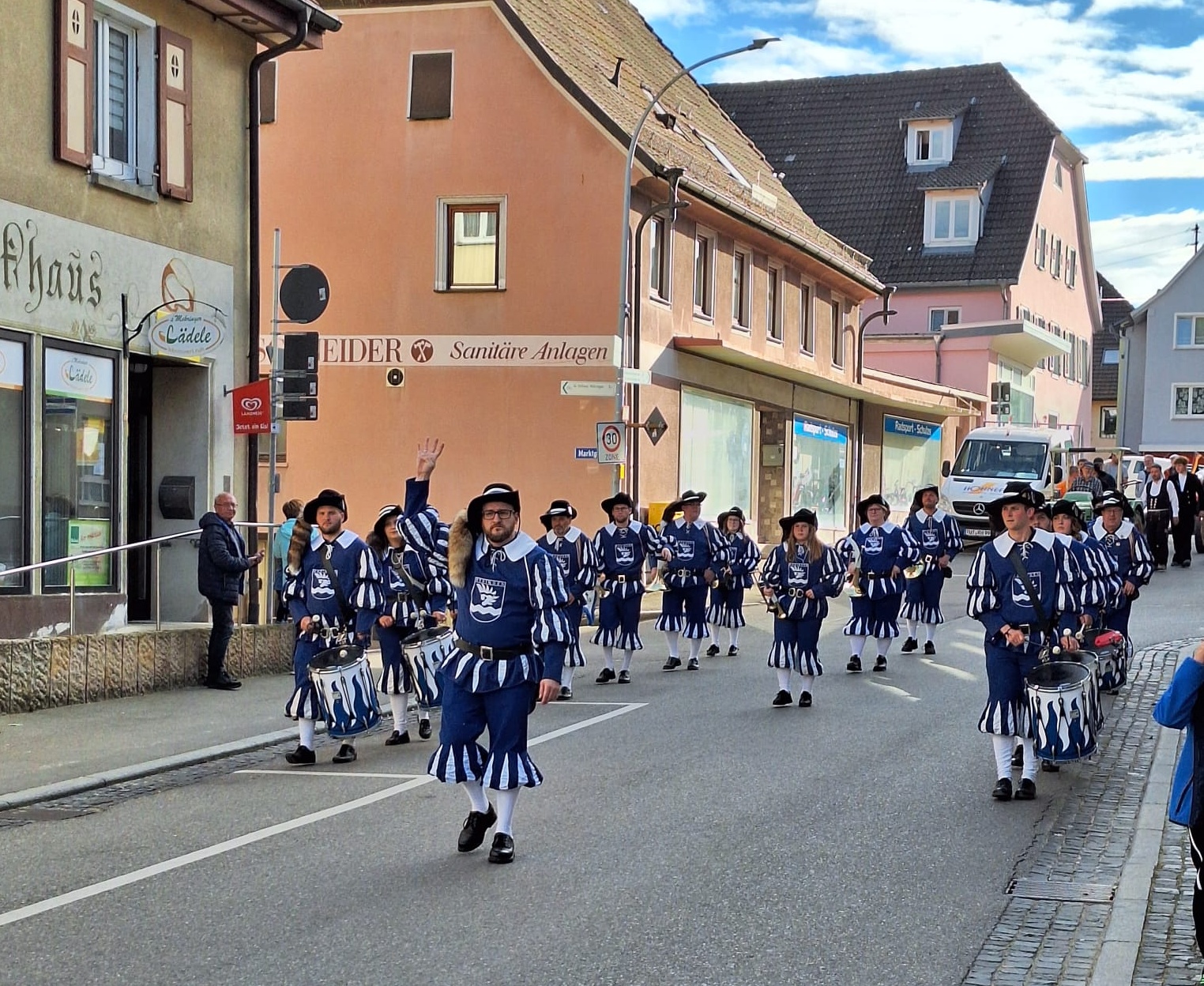 Maibaumstellen und Maifest